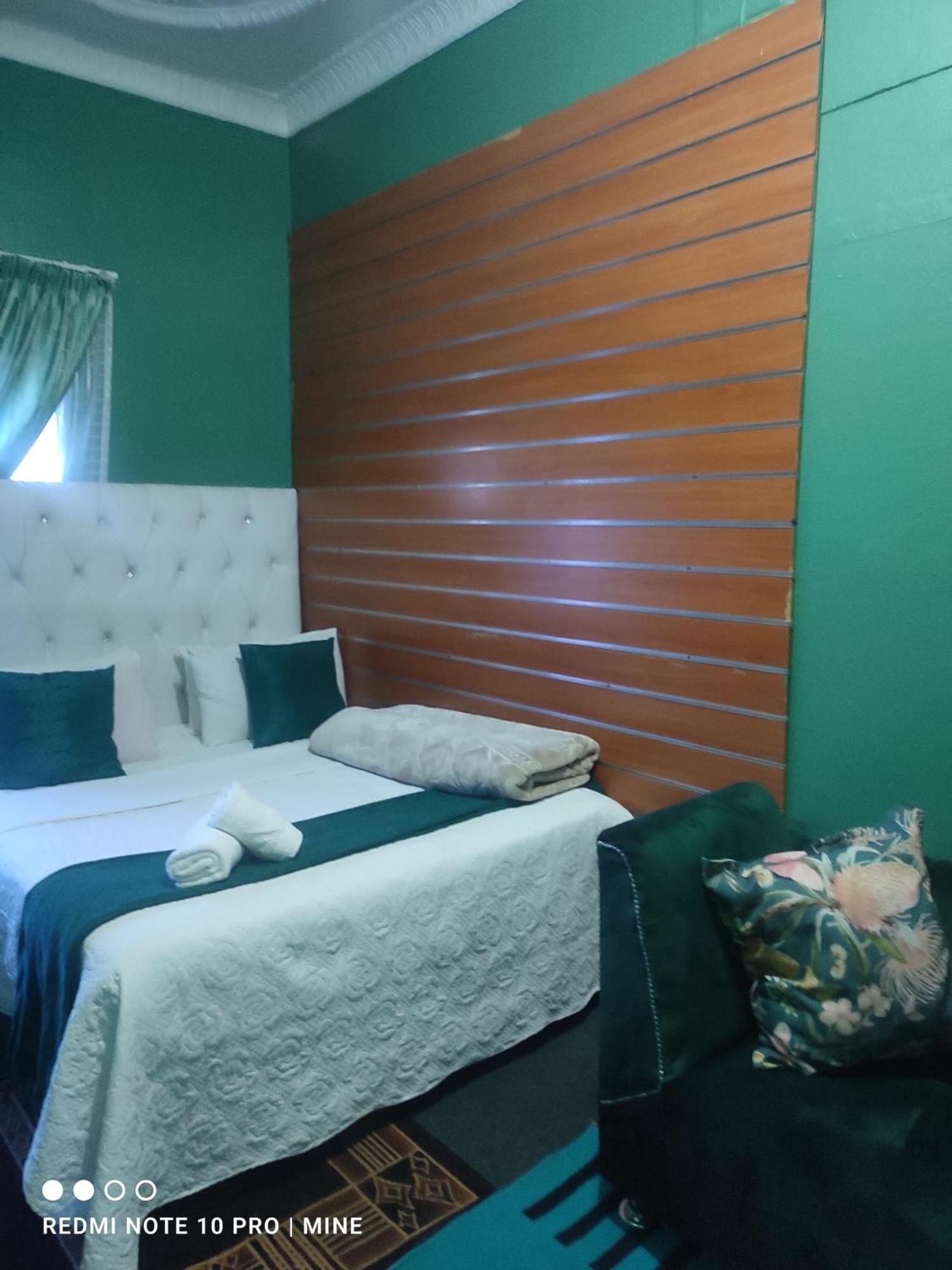The Croc Guest House Спрингс Екстериор снимка